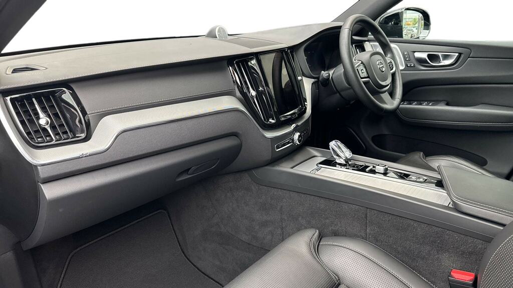 Volvo XC60 2.0 B5p Ultra Black Edition Awd Geartronic RV25TCK Black #4