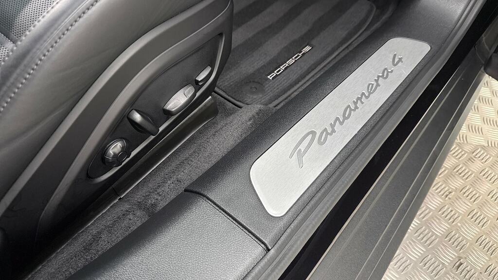 Porsche Panamera Panamera 4 E-hybrid Black #31