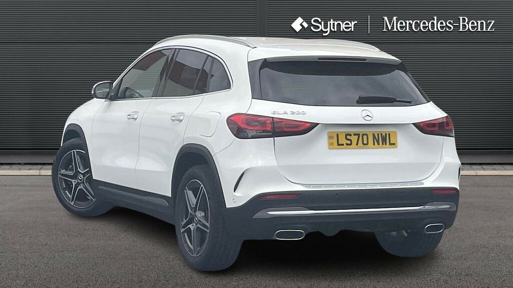 Mercedes-Benz GLA Class Gla 200 Amg Line Premium White #2