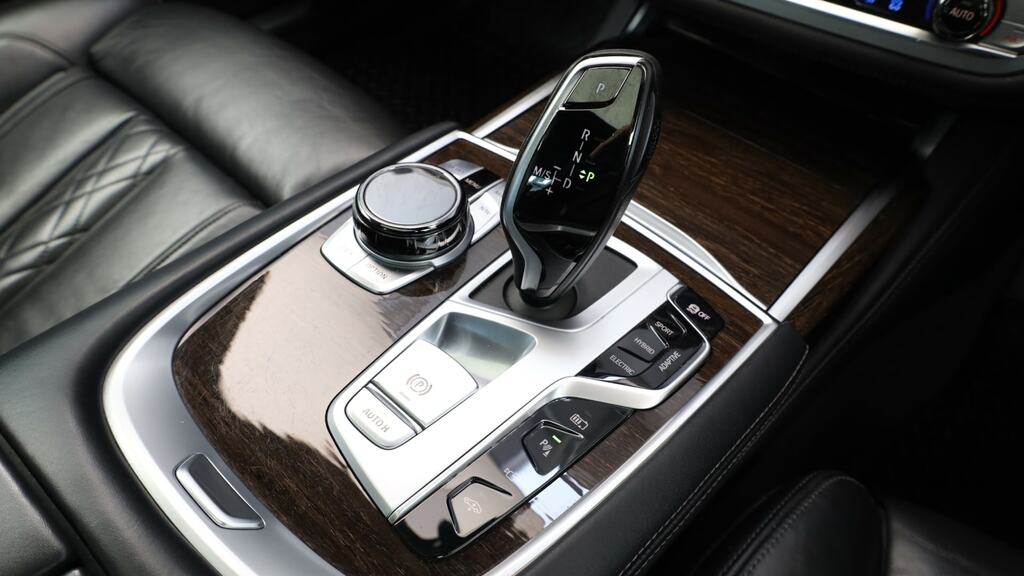 BMW 7 Series Saloon Black #10