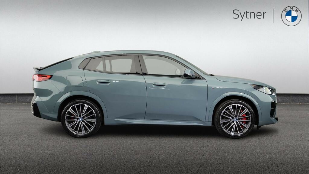 BMW iX2 150Kw Edrive20 Sport 65Kwh Techpro Green #3