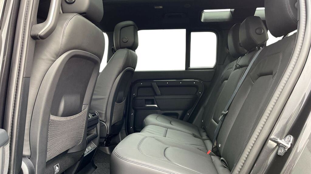 Land Rover Defender 110 2.0 P300e X-dynamic Se 110 Grey #4