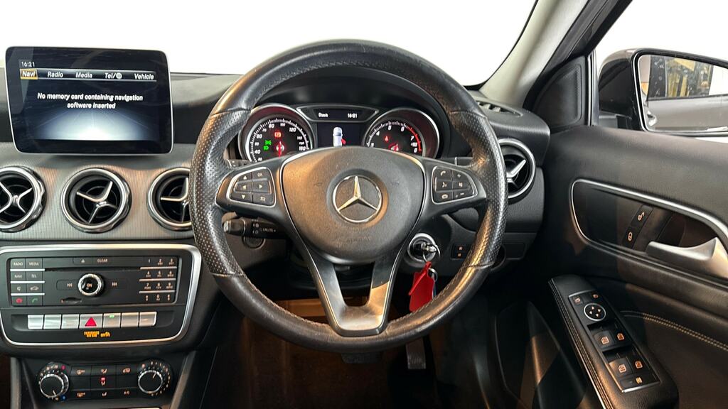 Mercedes-Benz GLA Class Gla200d Sport Premium Plus Silver #8