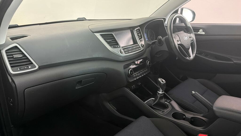 Hyundai Tucson Premium Se White #11