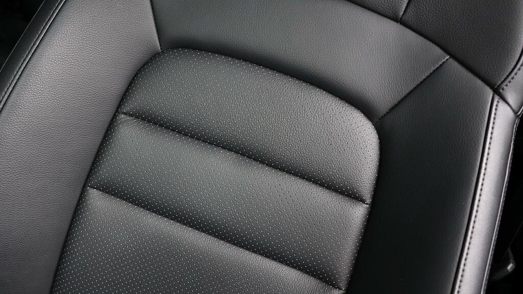 Porsche Taycan Plus 93.4Kwh 4S Saloon Black #19