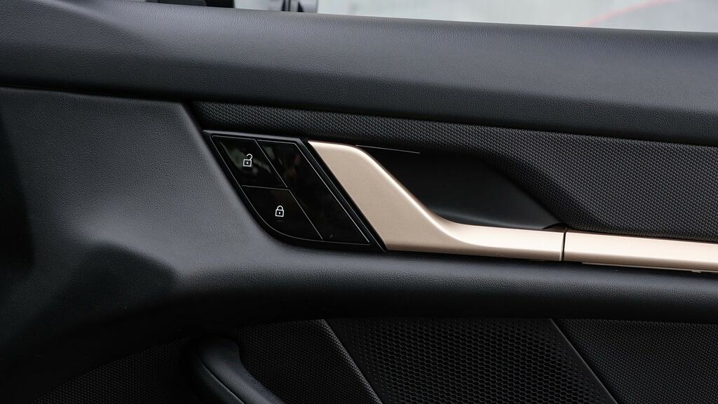 Porsche Taycan Plus 93.4Kwh 4S Saloon Black #20