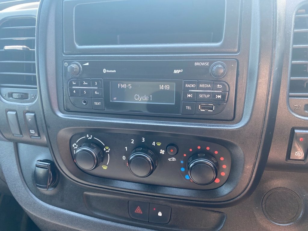 Vauxhall Vivaro Mpv White #4