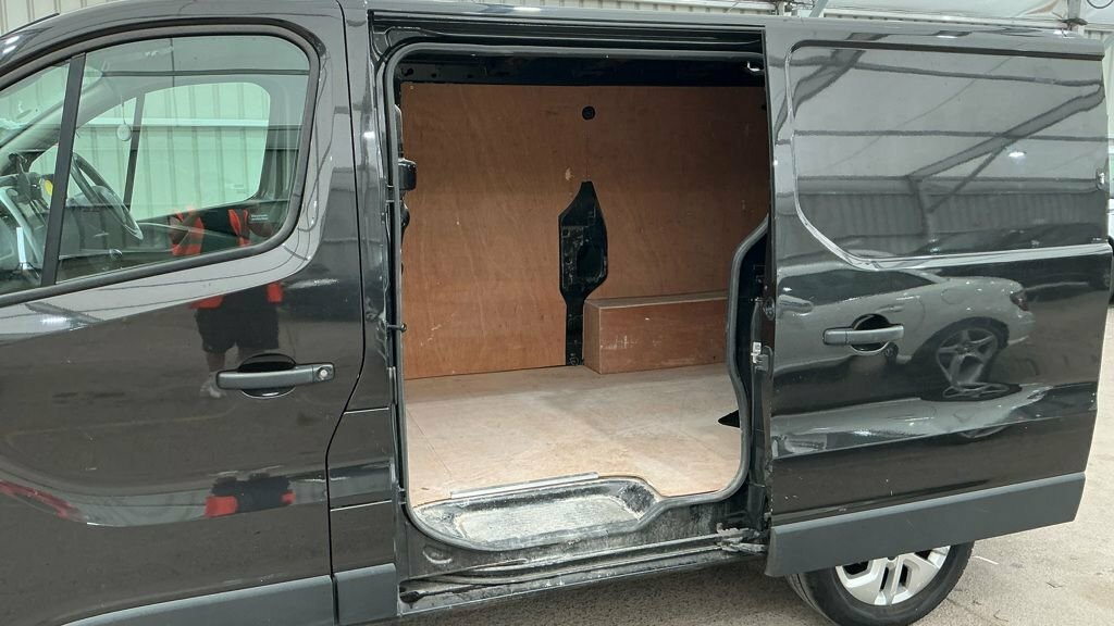 Renault Trafic 1.6L Sport Nav Black #6