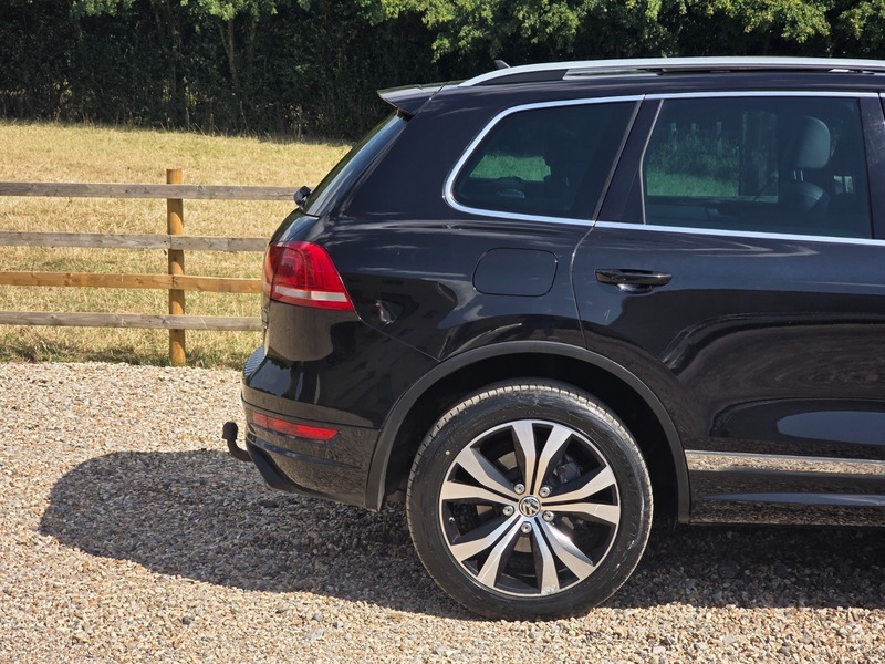 Volkswagen Touareg V6 R-line Tdi Bluemotion Black #3