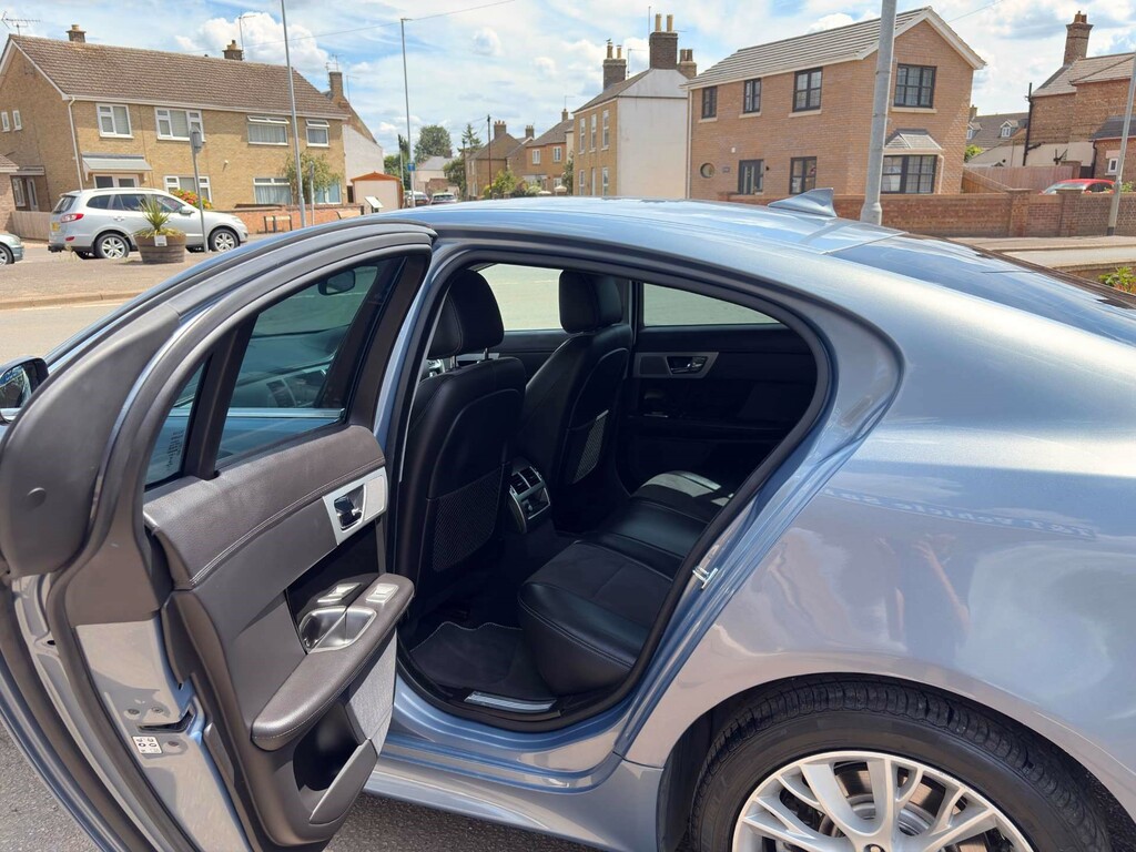 Jaguar XF Saloon 2.2D 200 Premium Luxury Red #50