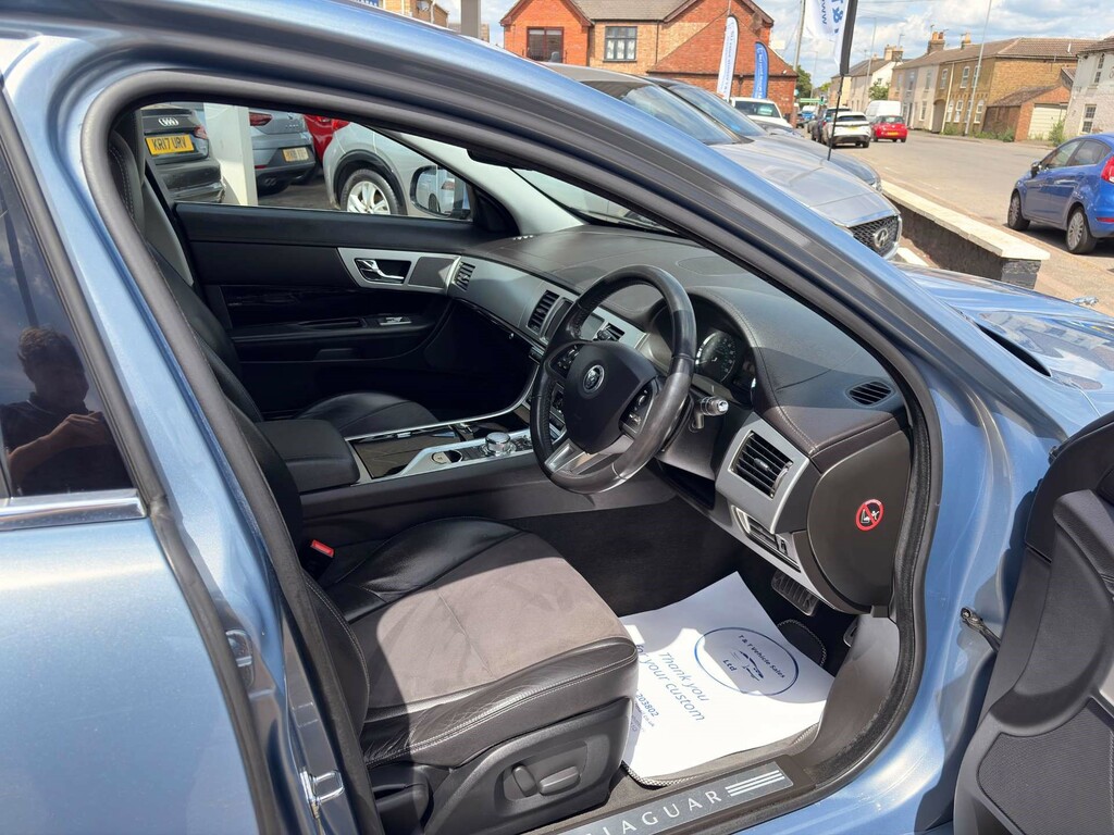 Jaguar XF Saloon 2.2D 200 Premium Luxury Red #25