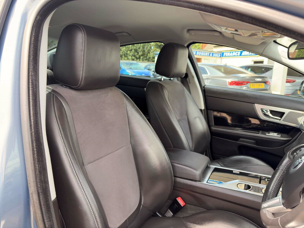 Jaguar XF Saloon 2.2D 200 Premium Luxury Red #28