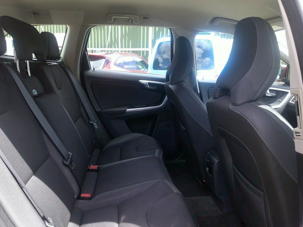 Volvo XC60 2L Se WK64ZGD Red #4