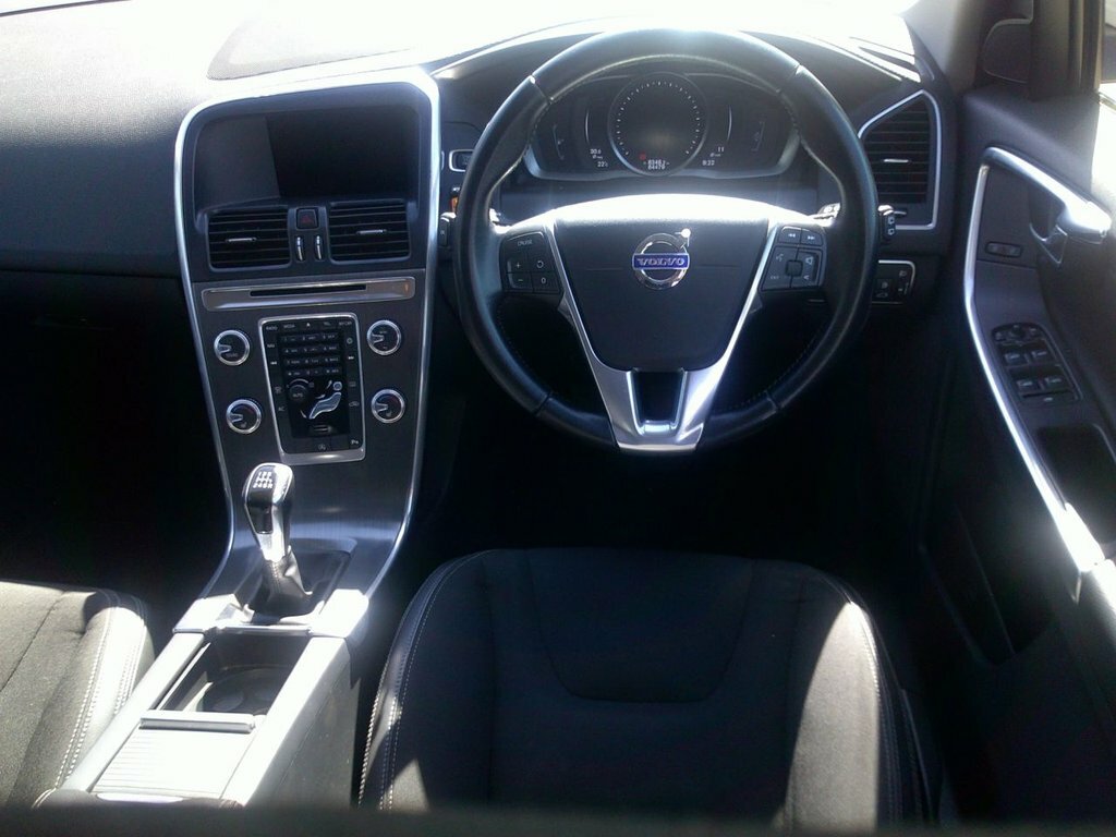 Volvo XC60 2L Se Nav White #2