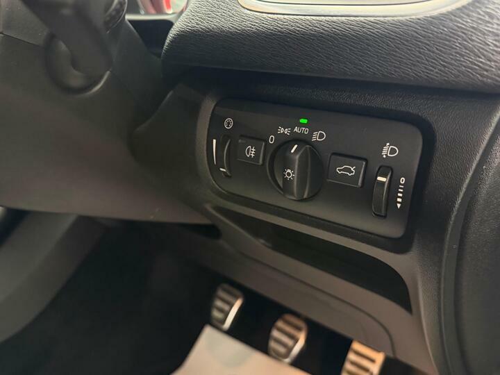Volvo V40 T3 R-design Nav Blue #16