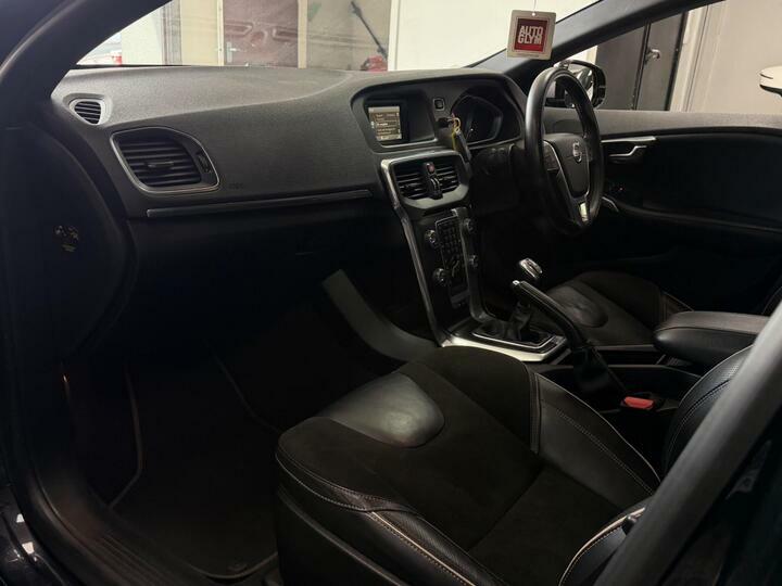 Volvo V40 T3 R-design Nav Blue #11