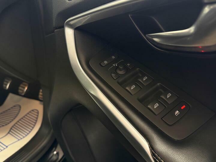Volvo V40 T3 R-design Nav Blue #17