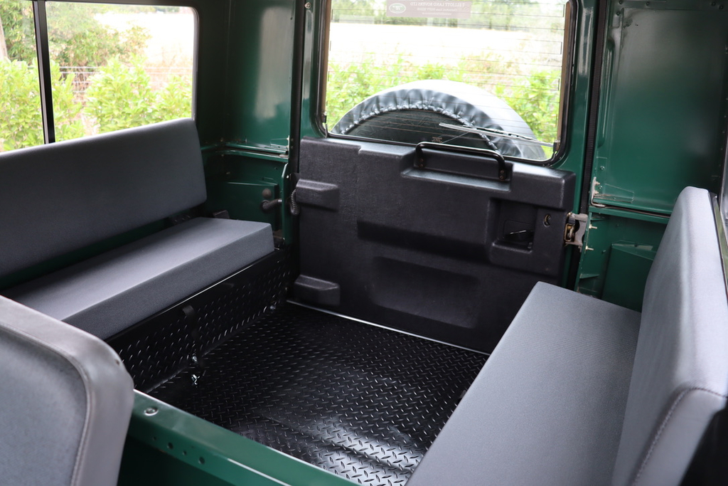 Land Rover Defender 90 2.5L Null Black #8