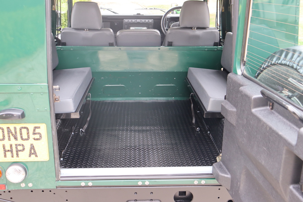Land Rover Defender 90 2.5L Null Black #7