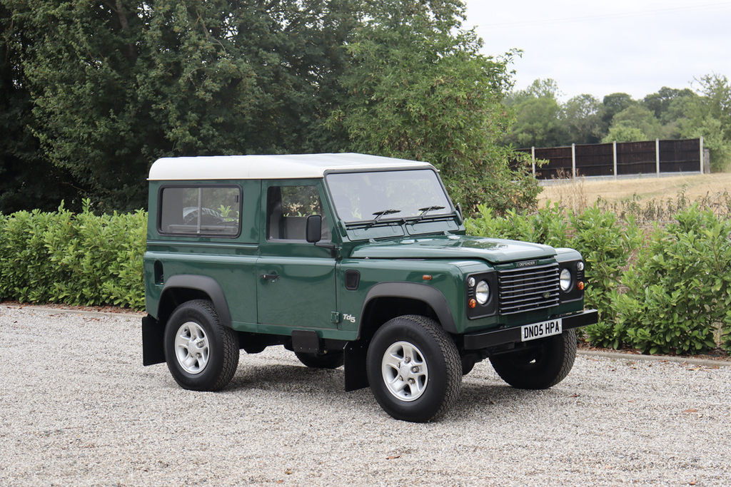 Land Rover Defender 90 2.5L Null Black #17