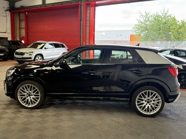 Audi Q2 Automatic Black #4