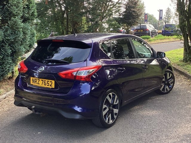 Nissan Pulsar Hatchback Red #2