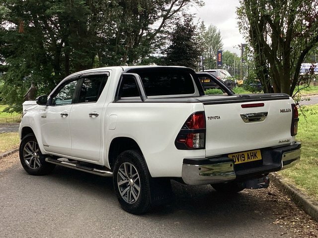 Toyota HILUX 2.4 D-4d Invincible X Pickup Double Cab White #4