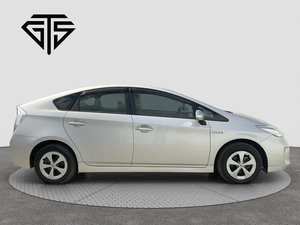 Toyota Prius L Silver #2