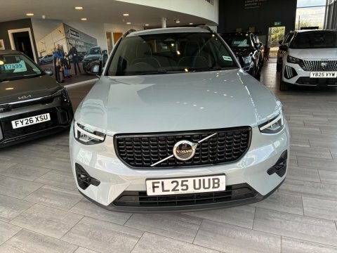 Volvo XC40 2.0 B4 Mhev FL25UUB  #2