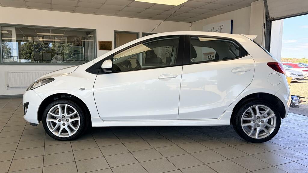 Mazda 2 Takuya White