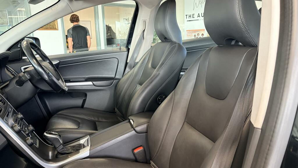 Volvo XC60 2.0L D4 R-design Lux 178 Bhp White #26