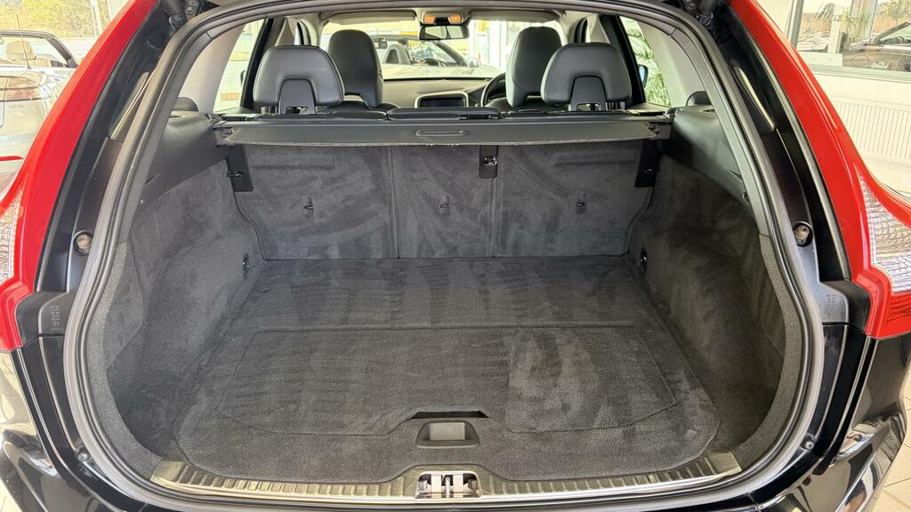 Volvo XC60 2.0L D4 R-design Lux 178 Bhp White #21