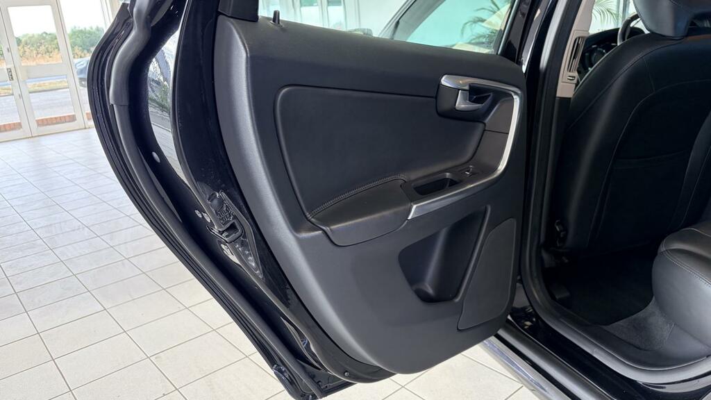 Volvo XC60 2.0L D4 R-design Lux 178 Bhp White #25