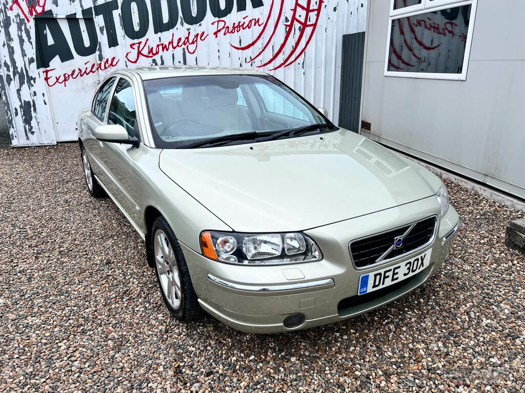 Volvo S60 2.5 T Se Geartronic Gold #2