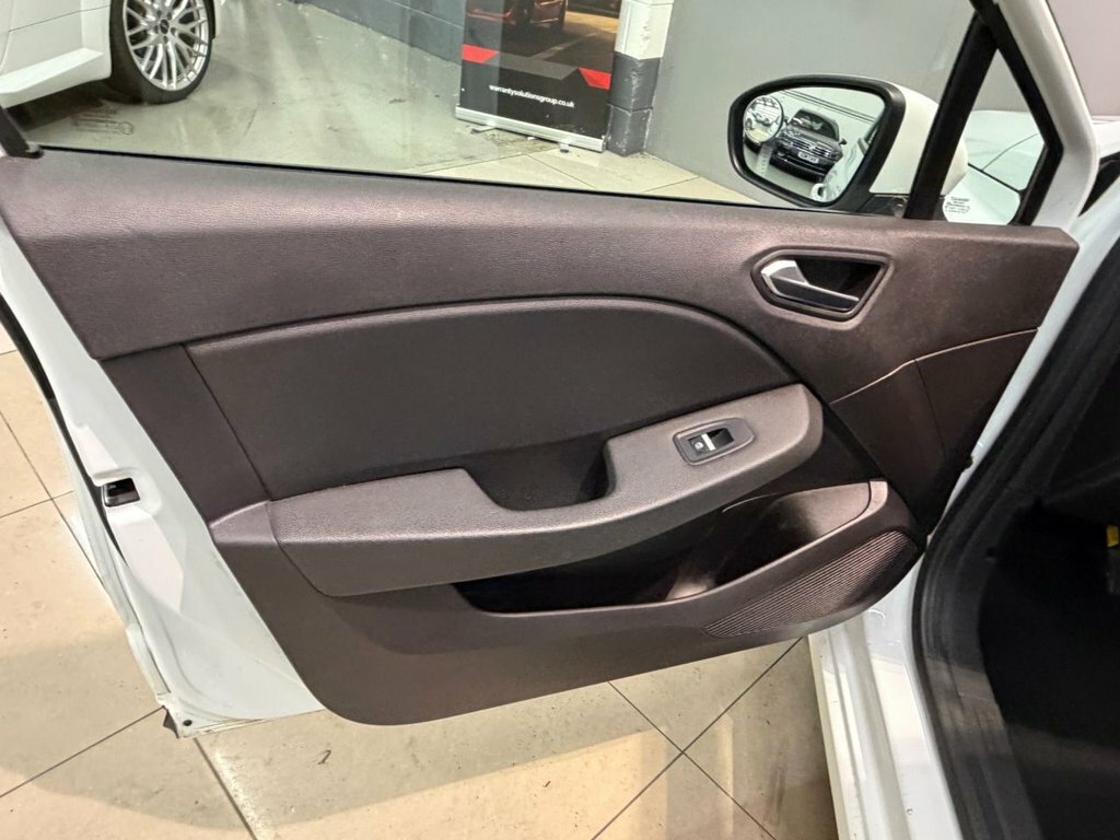 Renault Clio 1.0 Tce 90 Lutecia Se Black #28
