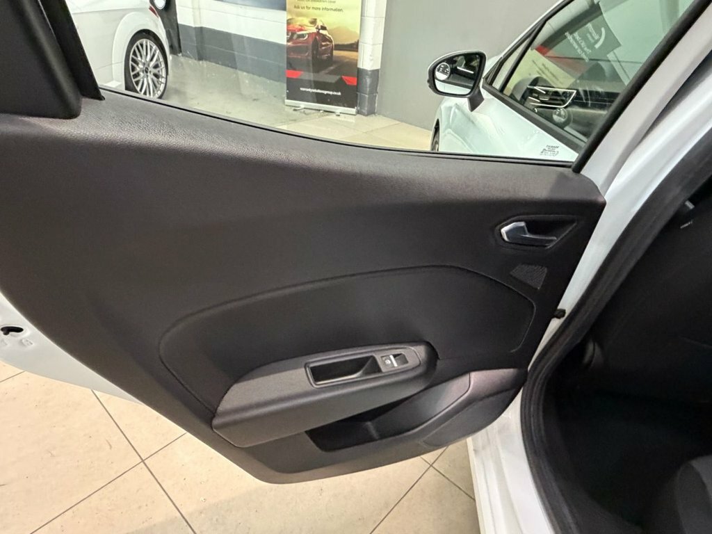 Renault Clio 1.0 Tce 90 Lutecia Se Black #30