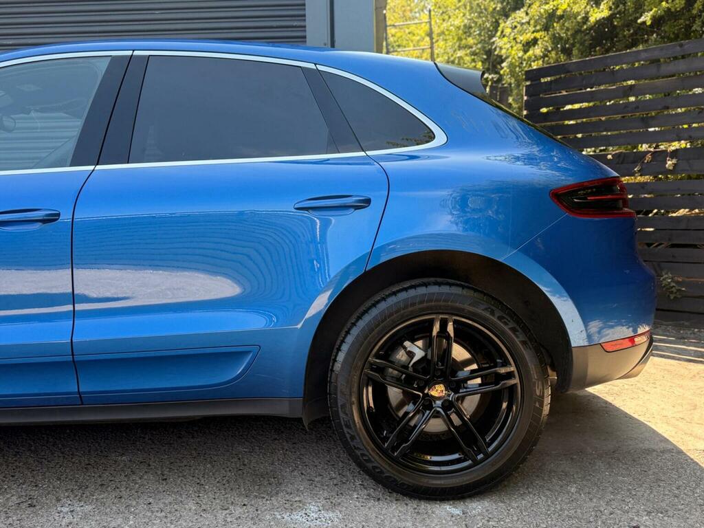 Porsche Macan Red #16