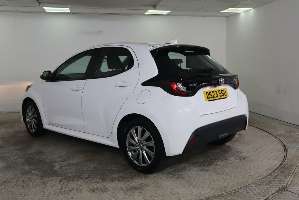 Toyota Yaris 1.5L Icon White #4