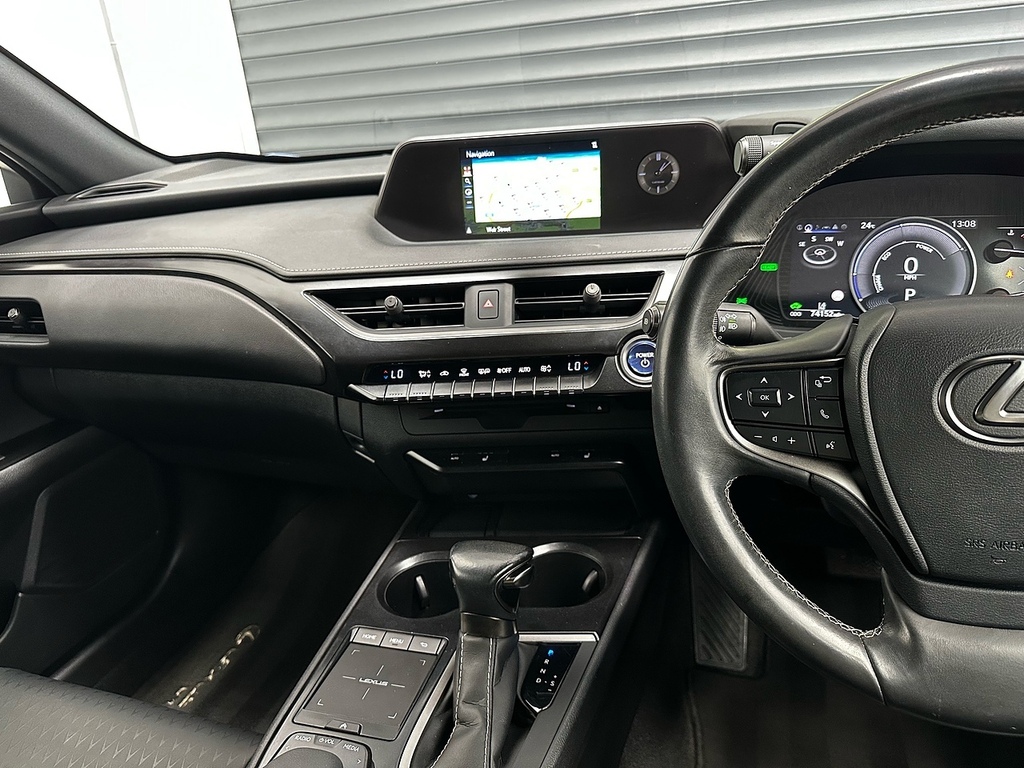 Lexus UX 300E Takumi Sun Roof 150Kw 54.3 Kwh E-cvt Silver #40