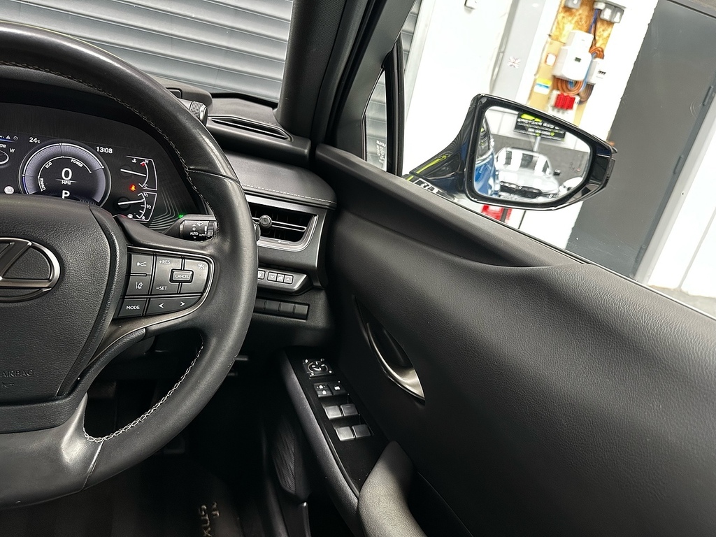 Lexus UX 300E Takumi Sun Roof 150Kw 54.3 Kwh E-cvt Silver #36