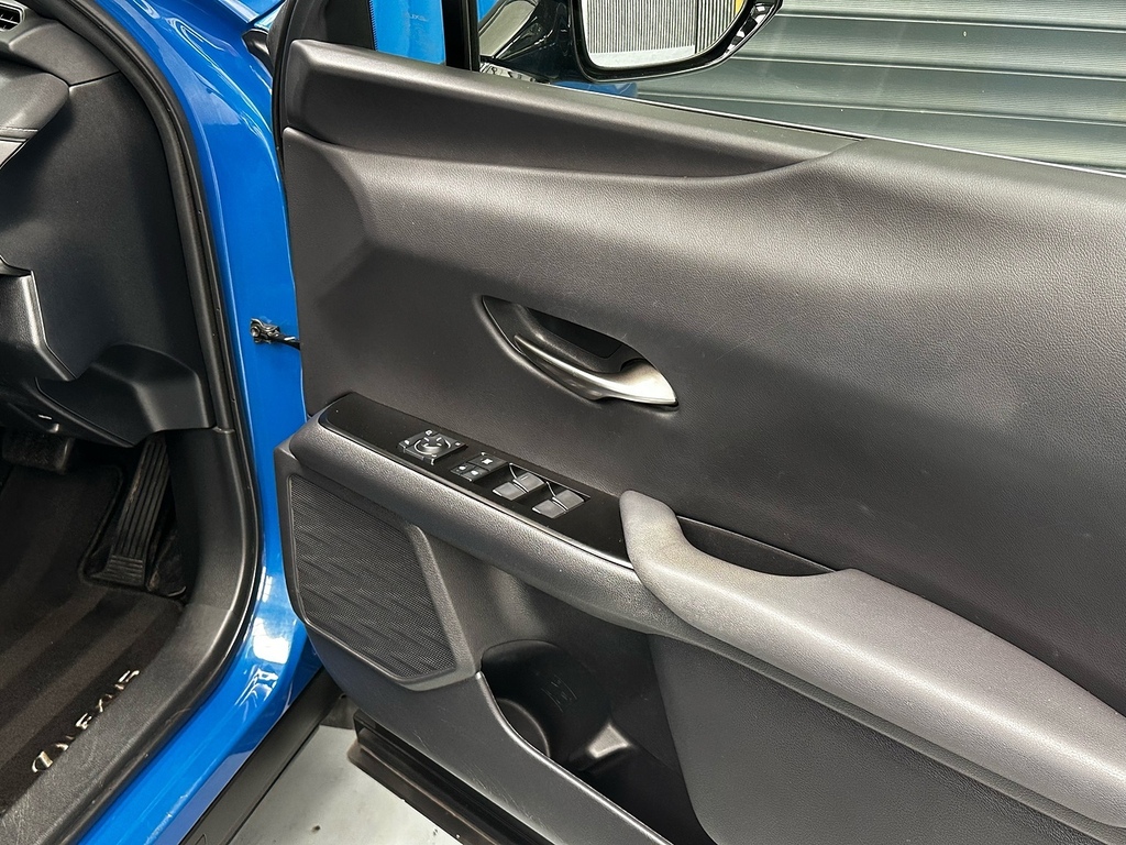 Lexus UX 300E Takumi Sun Roof 150Kw 54.3 Kwh E-cvt Silver #27