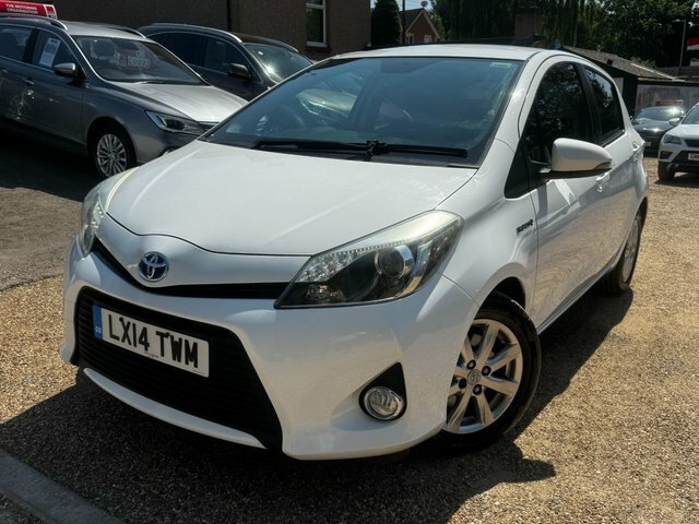 Toyota Yaris 1.5 Vvt-h Icon Plus Hatchback Hybrid Cv White #3