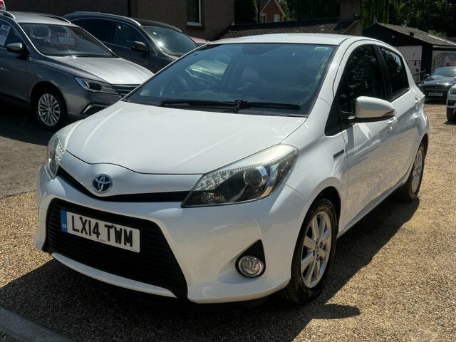 Toyota Yaris 1.5 Vvt-h Icon Plus Hatchback Hybrid Cv White #4
