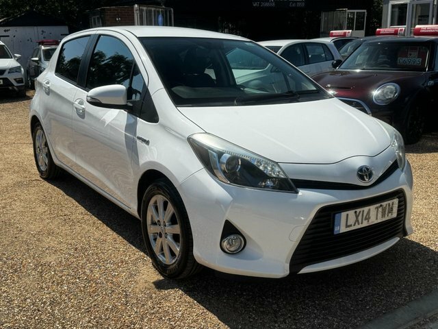 Toyota Yaris 1.5 Vvt-h Icon Plus Hatchback Hybrid Cv White #6