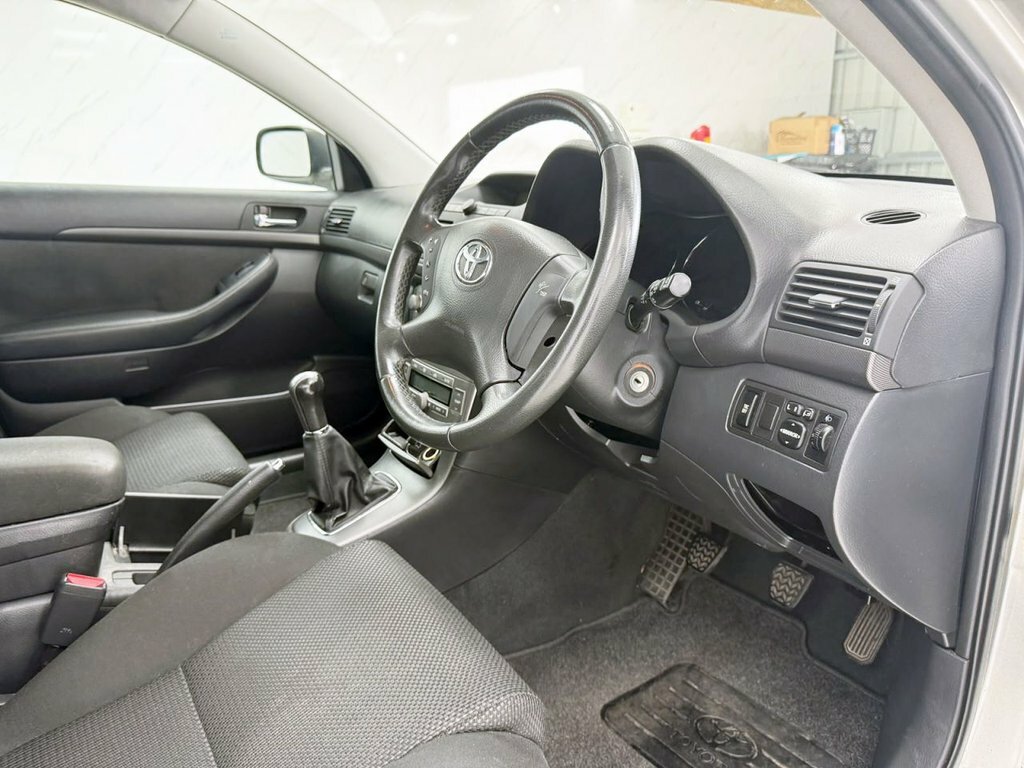 Toyota Avensis Hatchback 2.0 Vvt-i T4 Blue #19