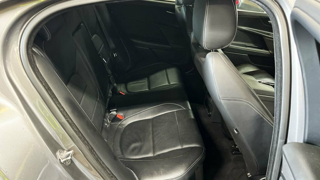 Jaguar XE 2.0D Prestige Euro 6 S S Black #7
