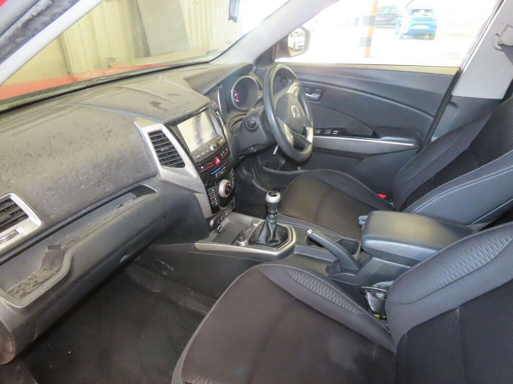 SsangYong Tivoli 1.6 E White #11
