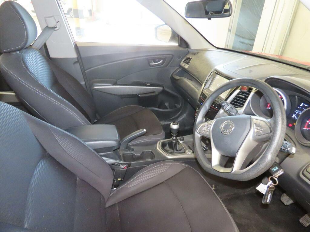 SsangYong Tivoli 1.6 E White #12