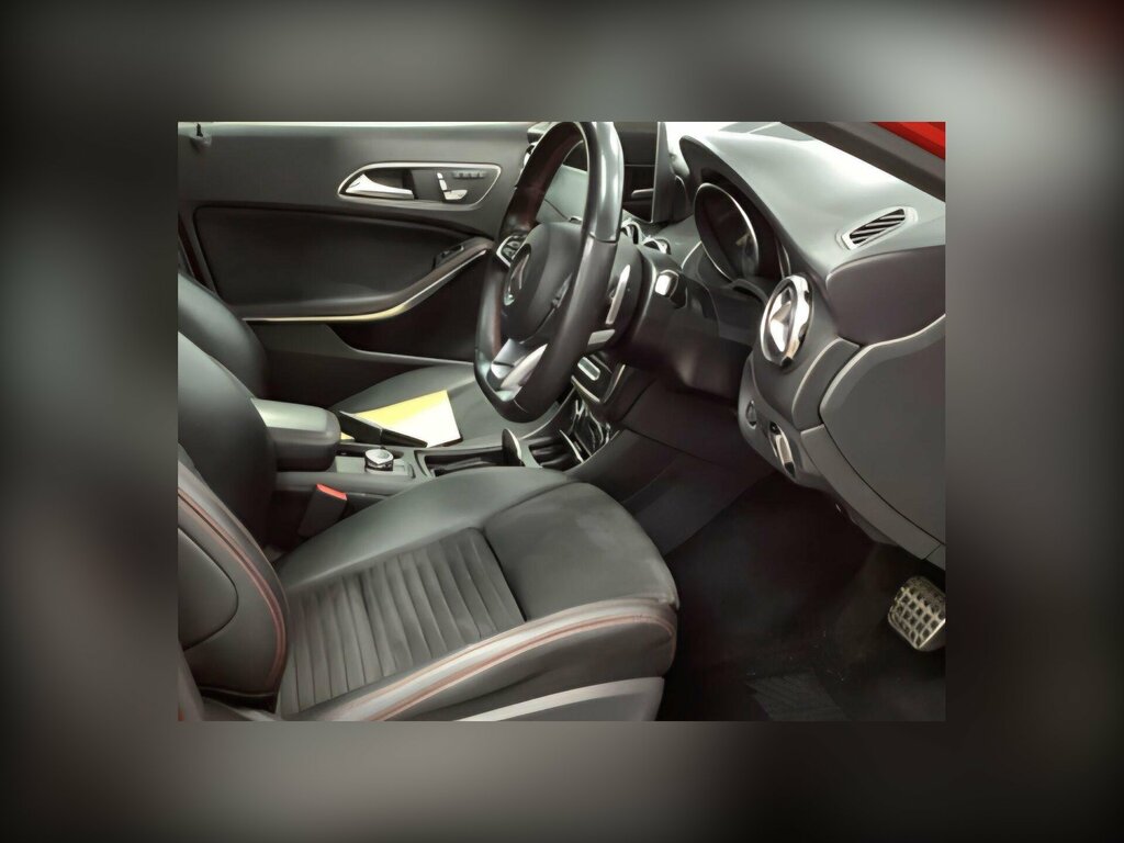 Mercedes-Benz GLA Class 1.6 Gla200 Amg Line Edition Plus 7G-dct Euro 6 Red