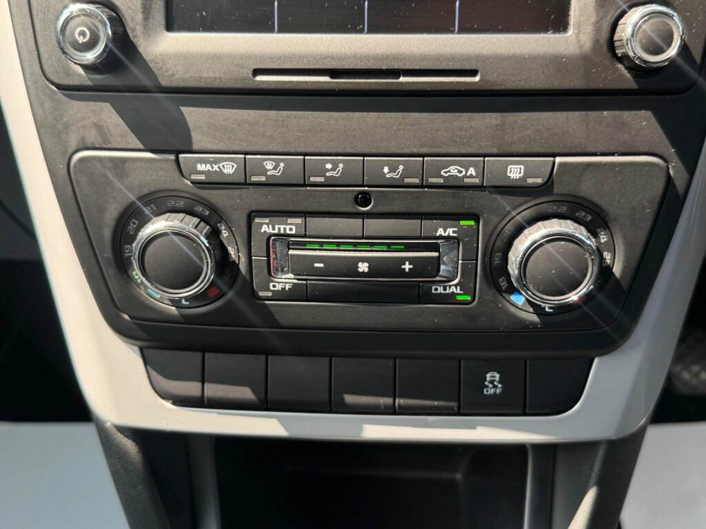 Skoda Yeti Hatchback White #28